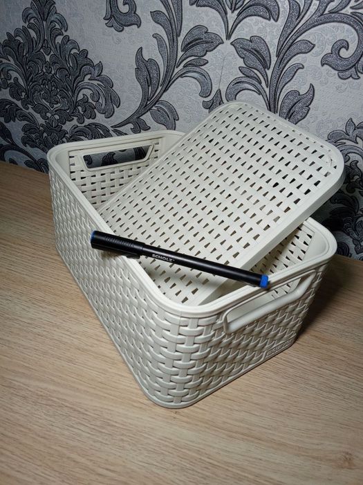 Кошик для білизни Curver Natural Style, та інші ящики і коробки.