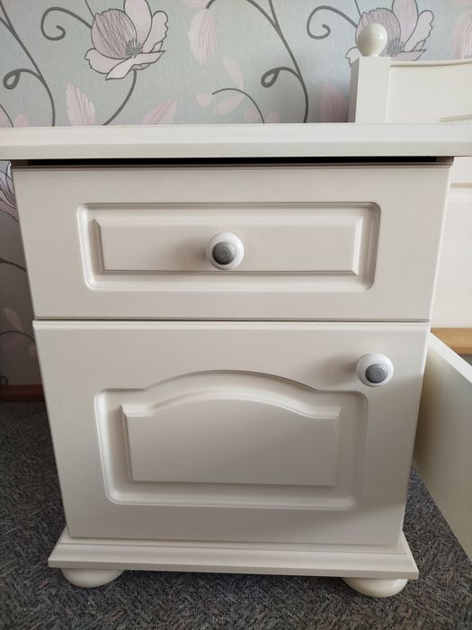 Łóżko podwójne białe z szafkami nocnymi