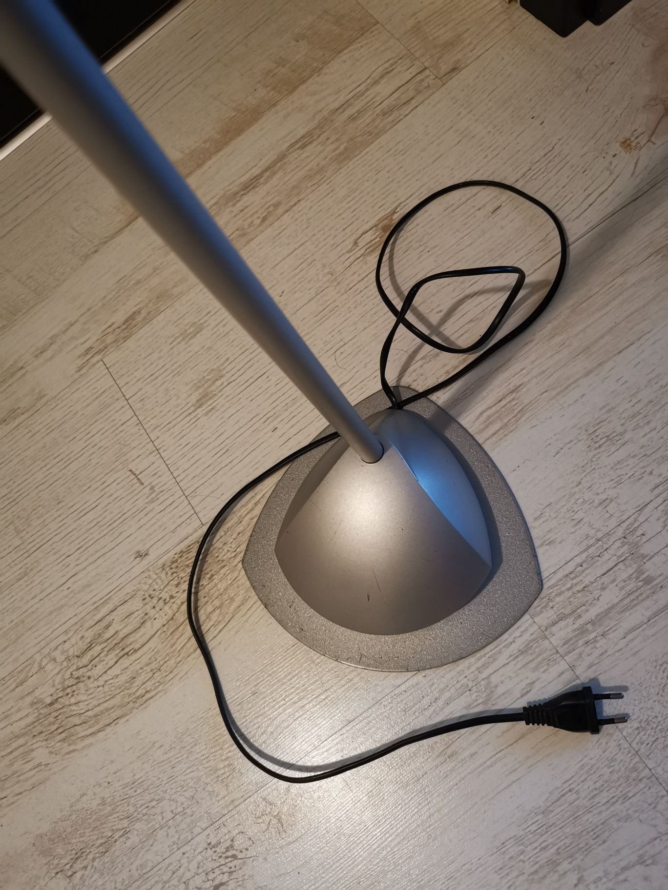 Lampa stojąca podłogowa do czytania