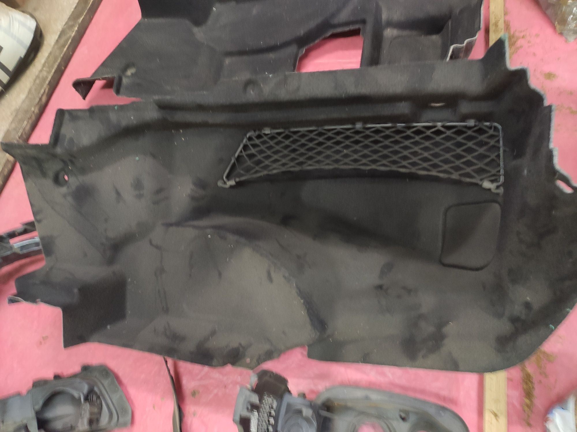 Обшивка багажника на Mercedes E класс 2019