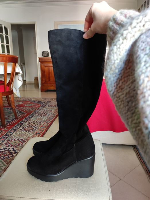 Botas pretas cano alto
