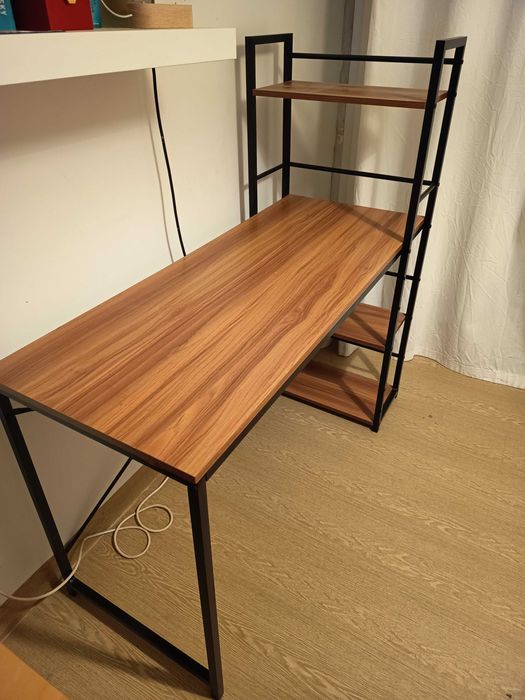 Secretária com estante