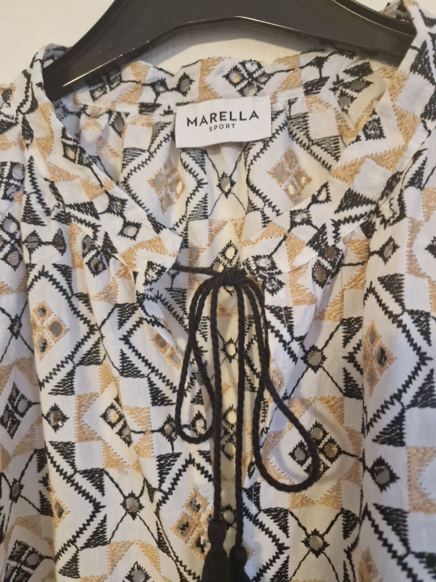 Нова жіноча вишиванка бренда Marella