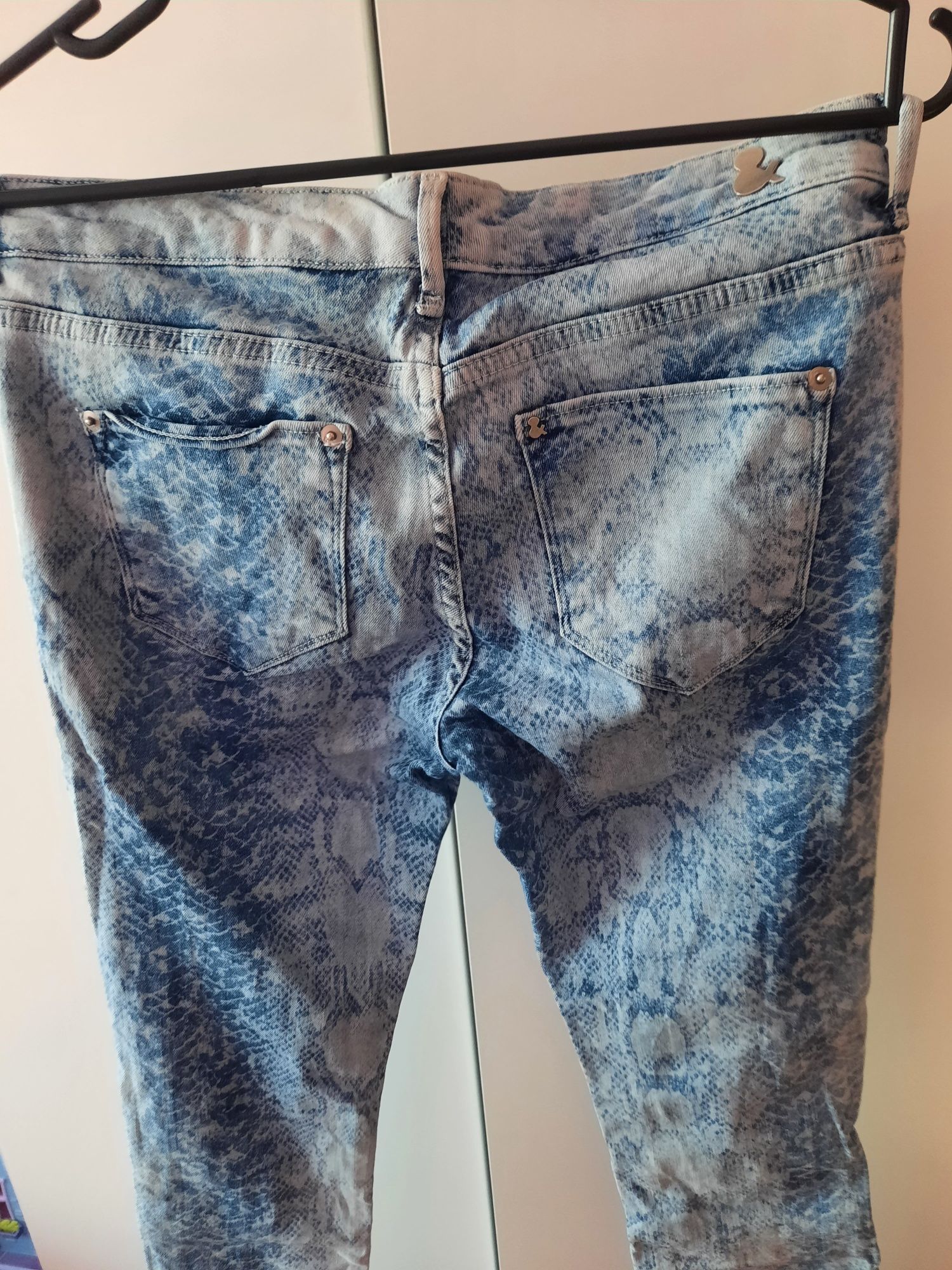 Marmurkowe spodnie jeansowe H&M