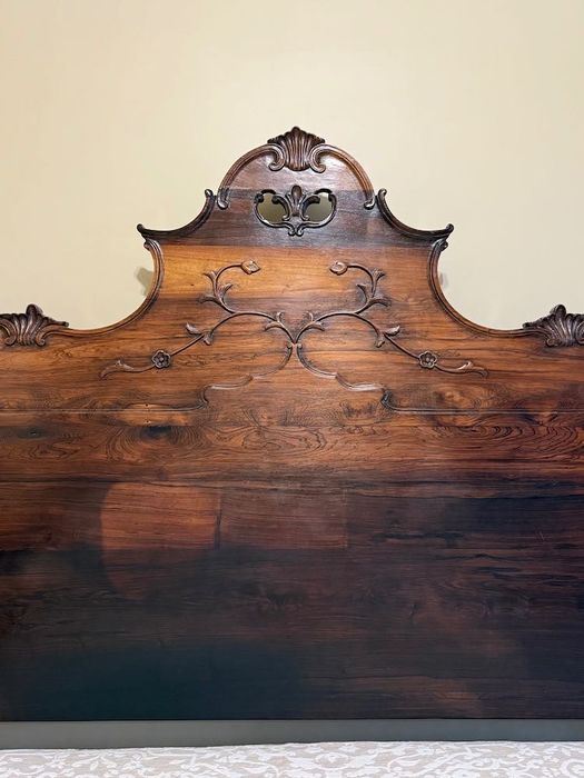 Cama em Pau-Santo entalhado