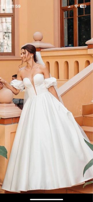 Весільна сукня з відкритим верхом