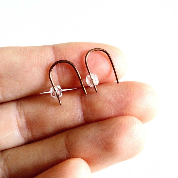 Brincos minimalistas em forma de arco com cristal