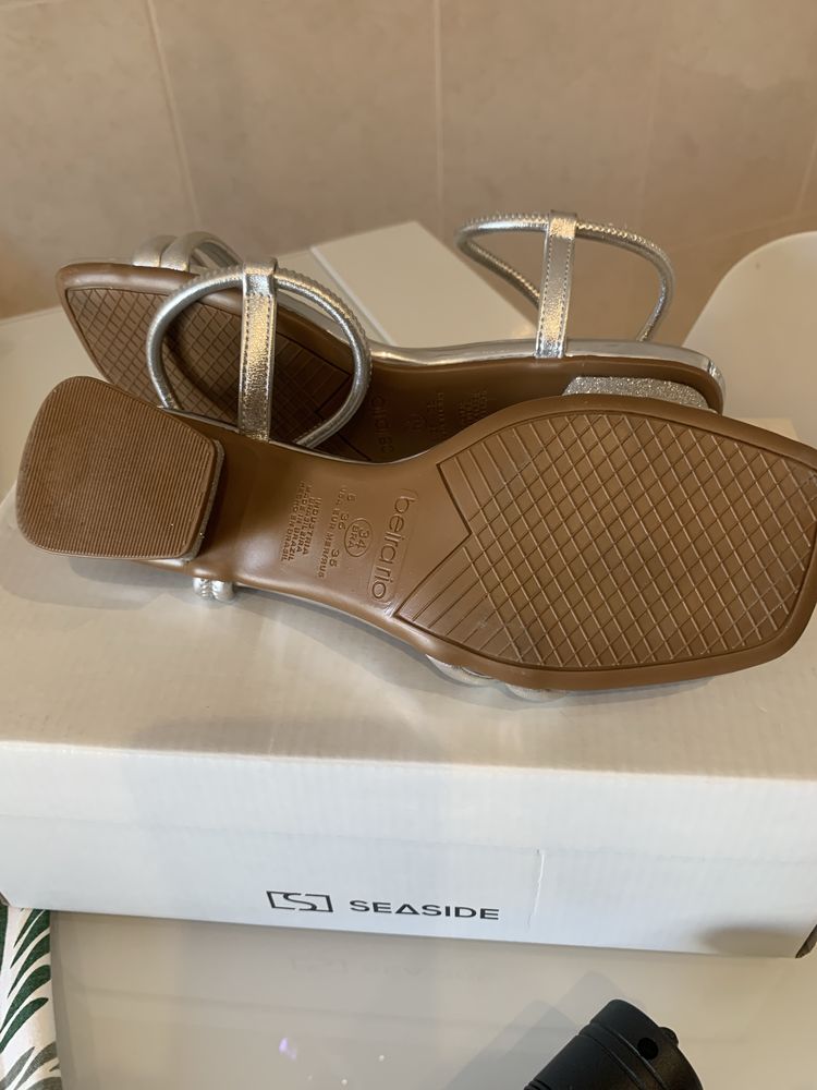 Sandalias prateadas com brilhantes