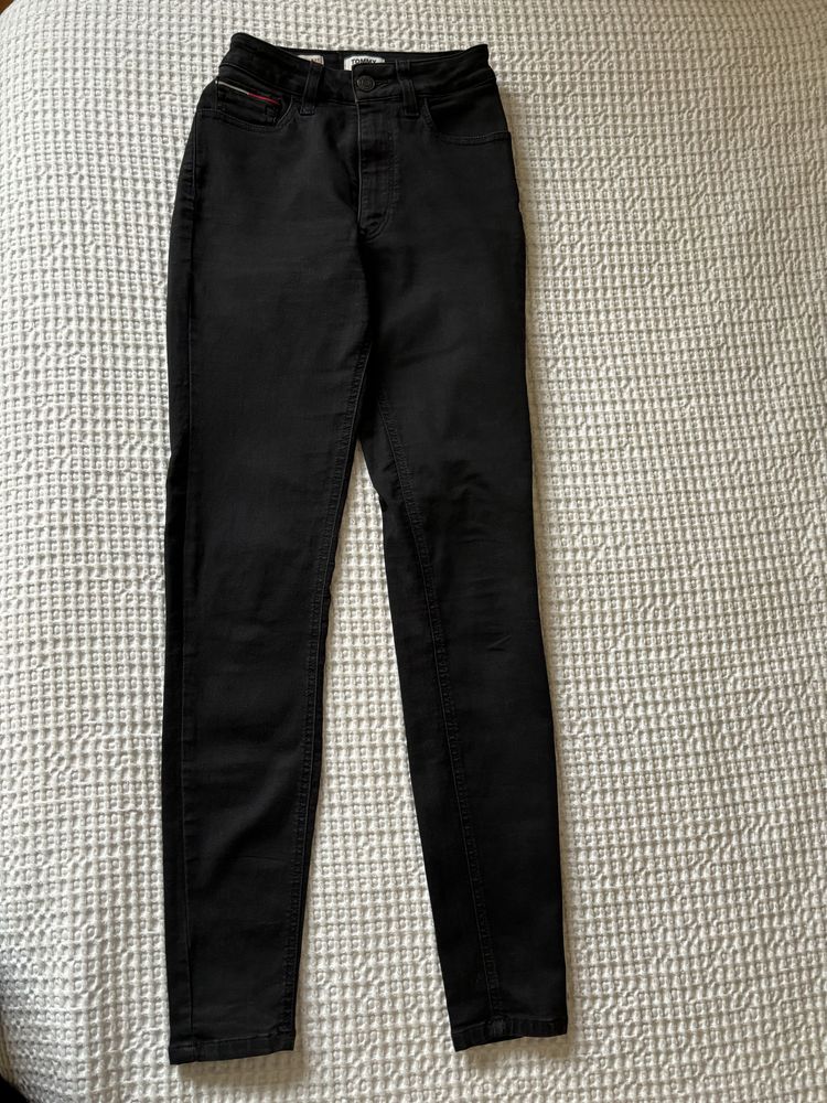 Tommy hilfiger spodnie czarne rurki santana 24x30 xs