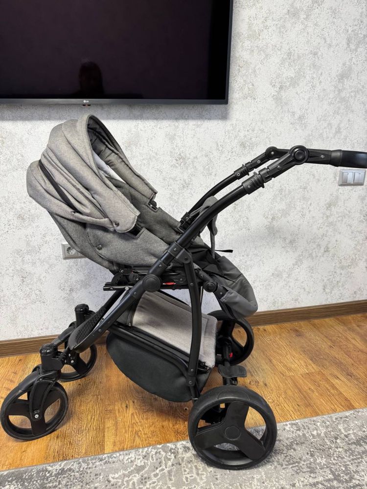 Продам коляску Baby Pram 2-В 1