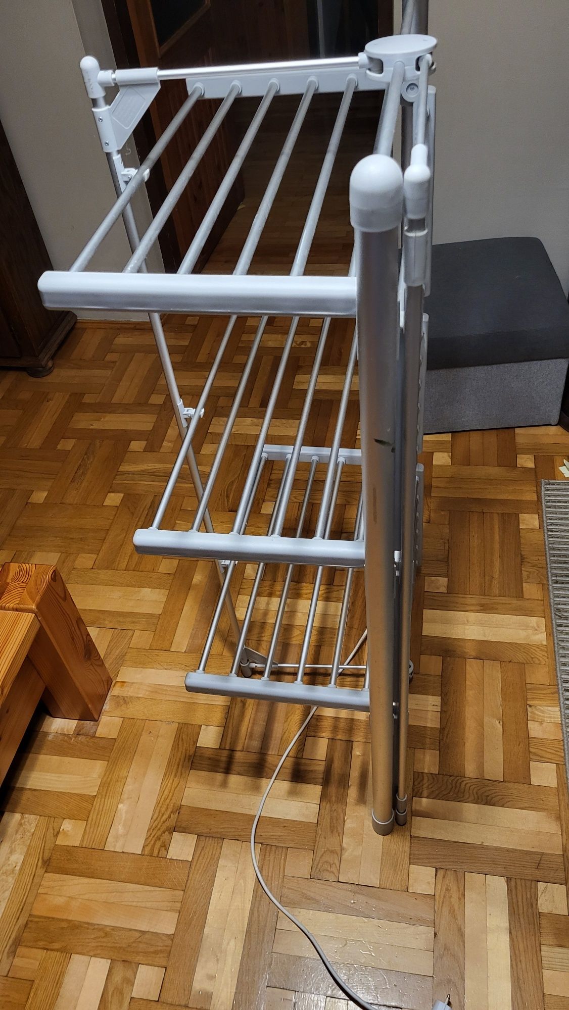 Suszarka elektryczna rozkładana do ubrań