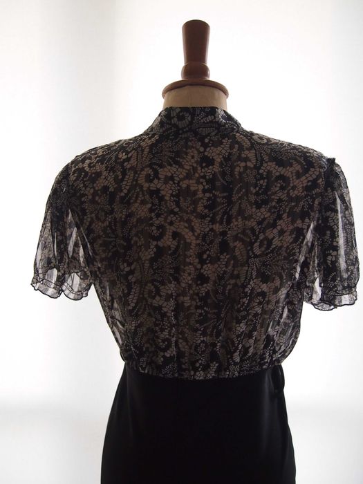 Vestido formal preto e seda estampado florido marca Morgan de Toi
