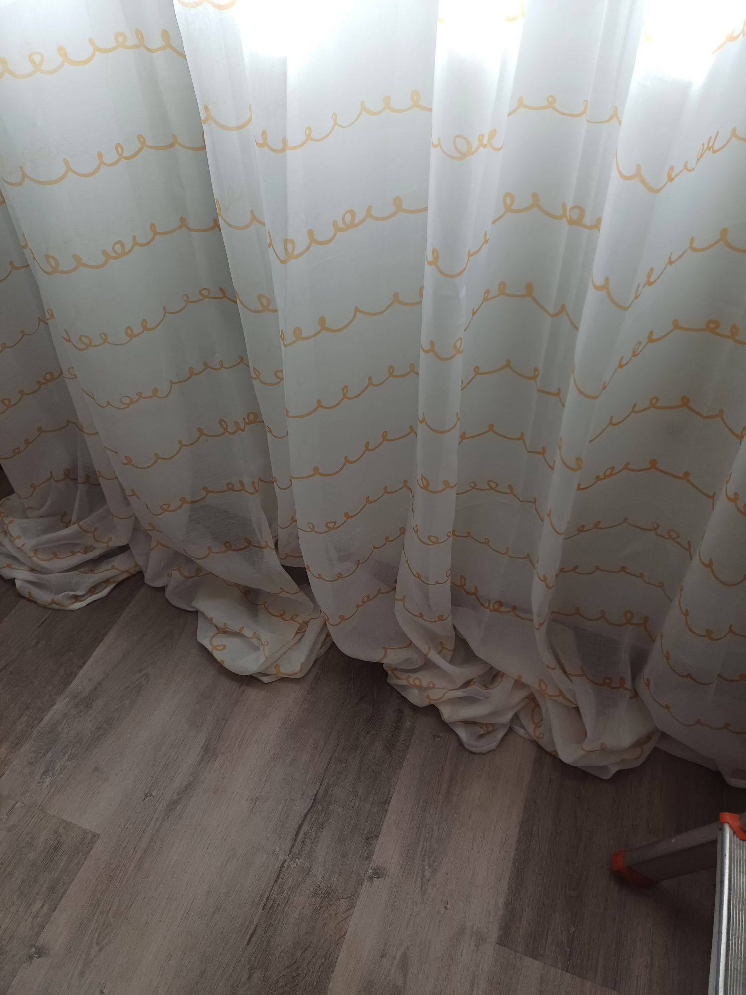 Cortinas e candeeiro