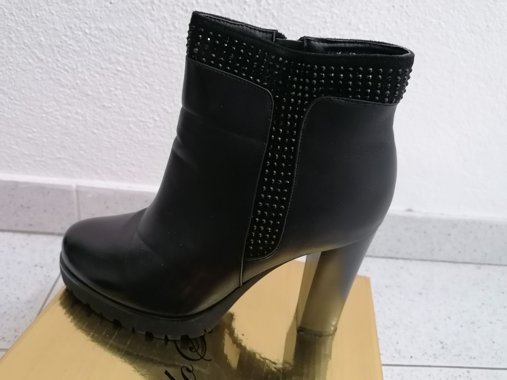 Bota com salto alto largo, brilhantes e fecho lateral - tamanho 40
