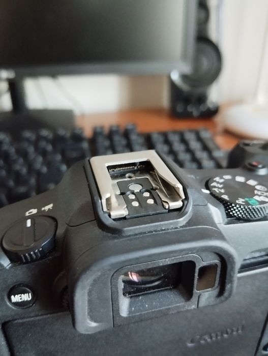 Canon R8 (preço baixo só esta semana) + 4 baterias + 2 carregadores +