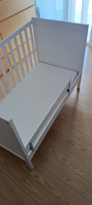 Berço IKEA + colchão com capa
