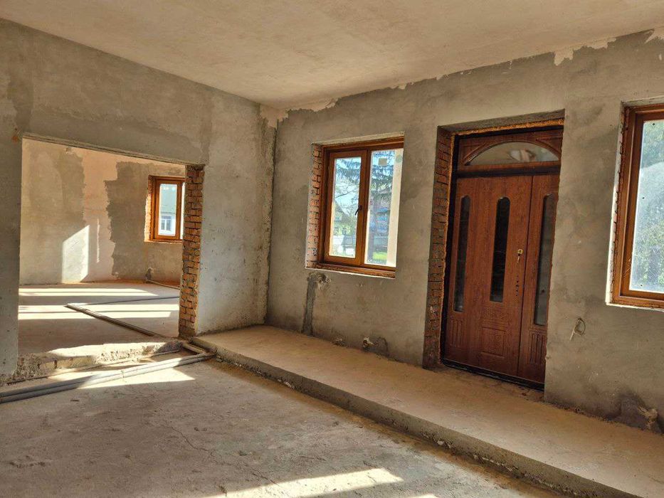 Продаж будинка з басейном