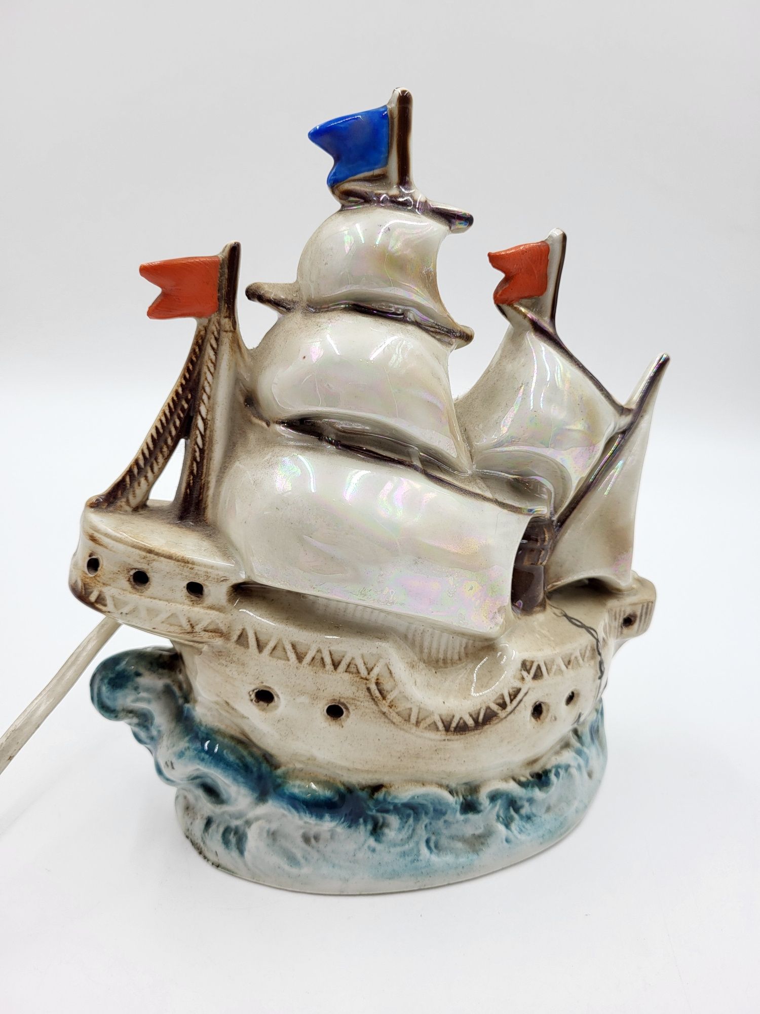 Stara porcelanowa lampka sygnowana w kształcie statku