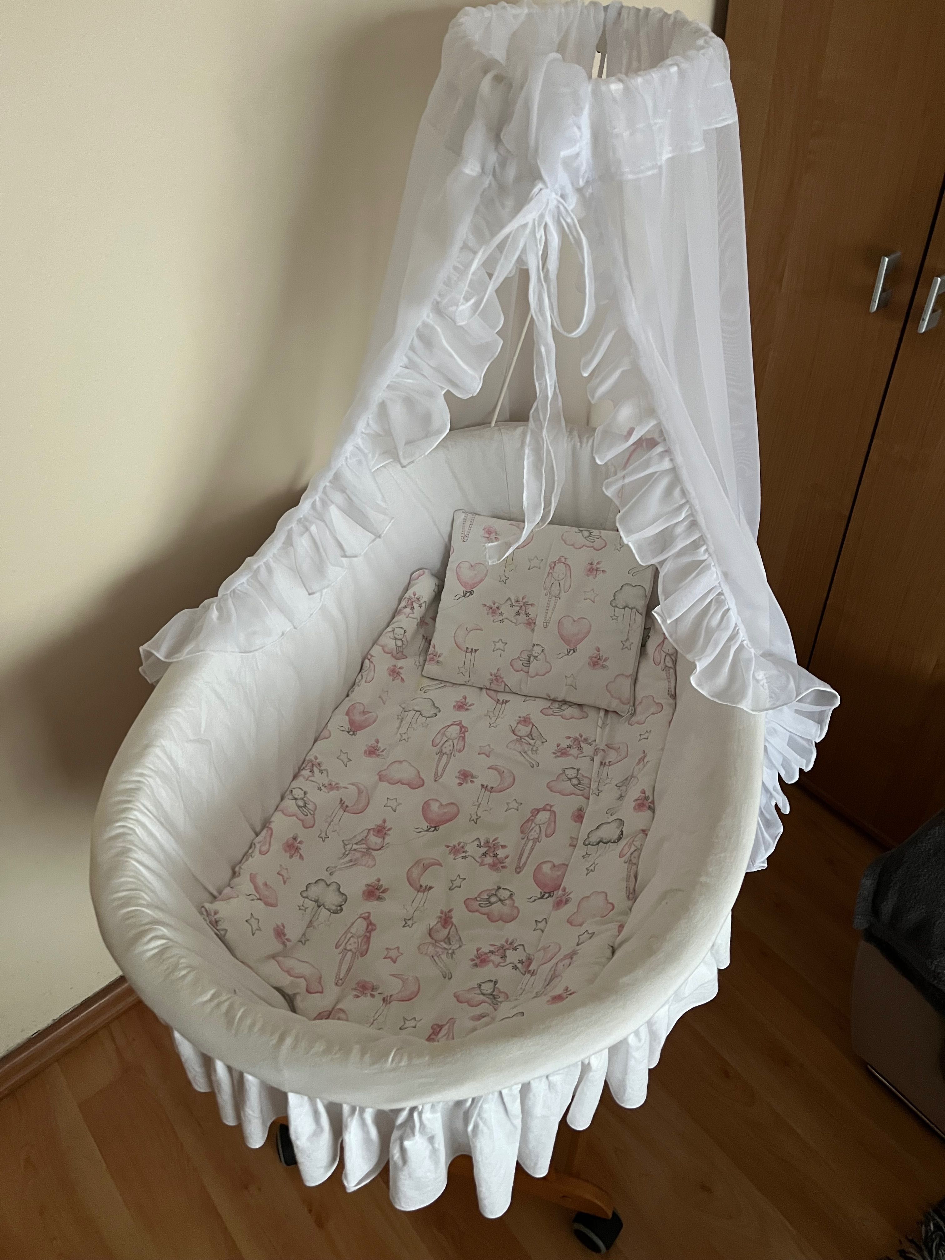 Łóżeczko kosz wiklinowy na kółkach