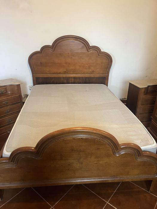 Cama de madeira de muito boa qualidade