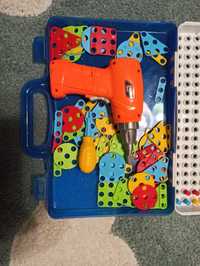 Zestaw konstrukcyjny dla dzieci, wkrętarka, śrubki, śrubokręt.