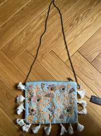 Maya torebka kopertówka boho błękitna chwosty cekiny juta