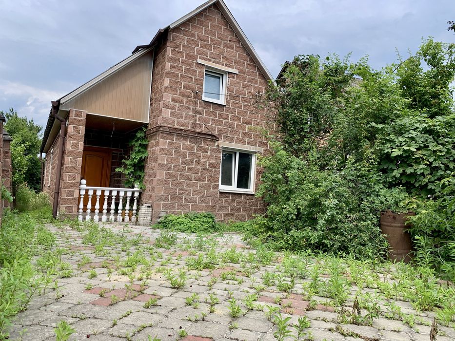 Продаж будинку з великою ділянкою – ідеально для сім’ї!