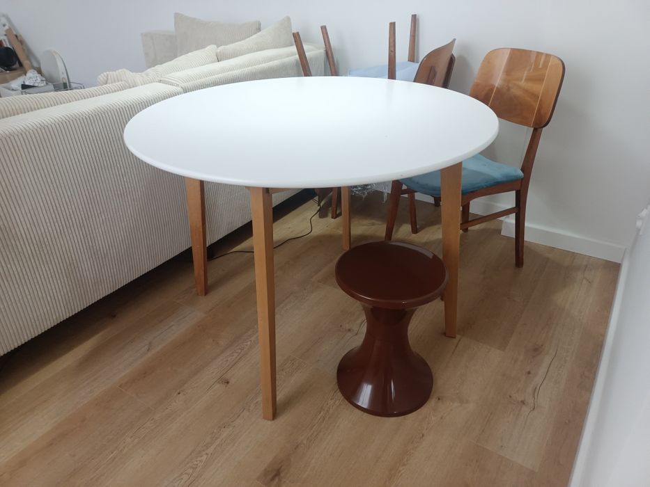 Stół Jegind Jysk biały okrągły 105cm średnicy