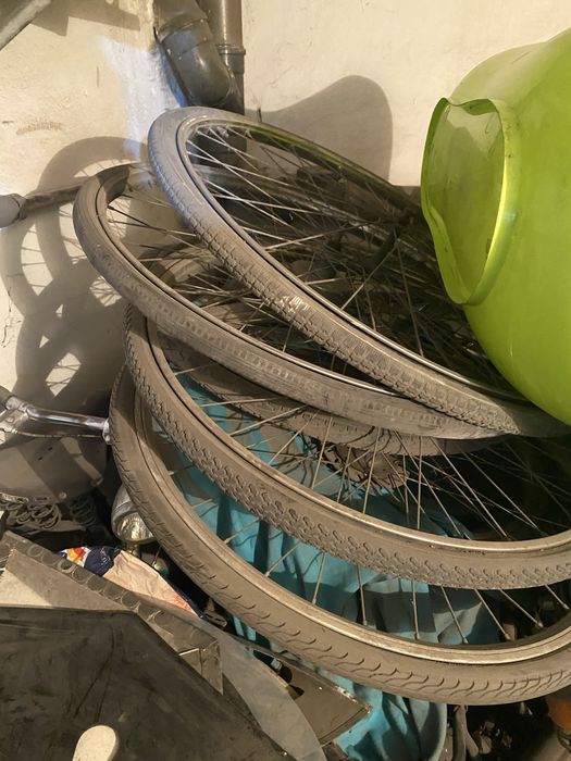 Stare rowery, skorzane siodełka, osprzęt