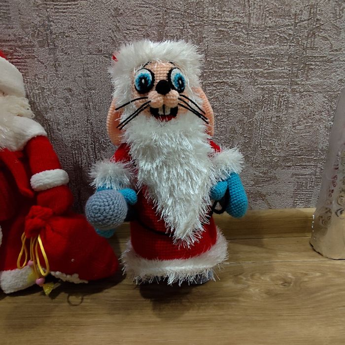 Вязаные Дедмороз и заяц из ну погоди .