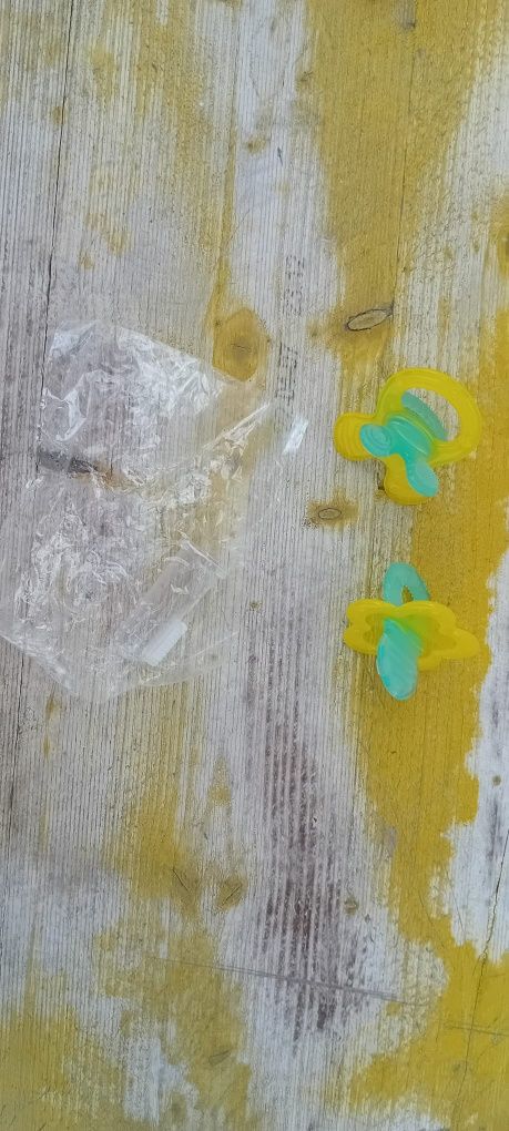 Conjunto babete, mordedores, escova de dentes, termómetro e meias bebé