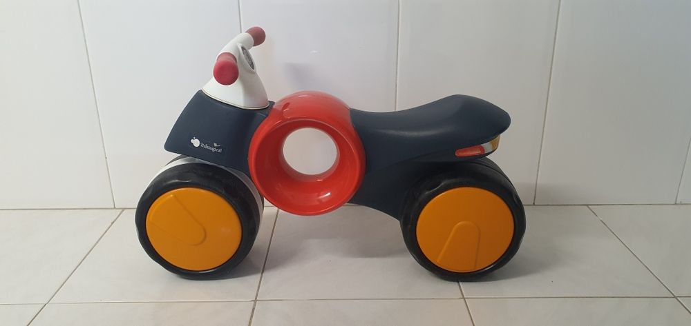Mota criança para aprender a andar