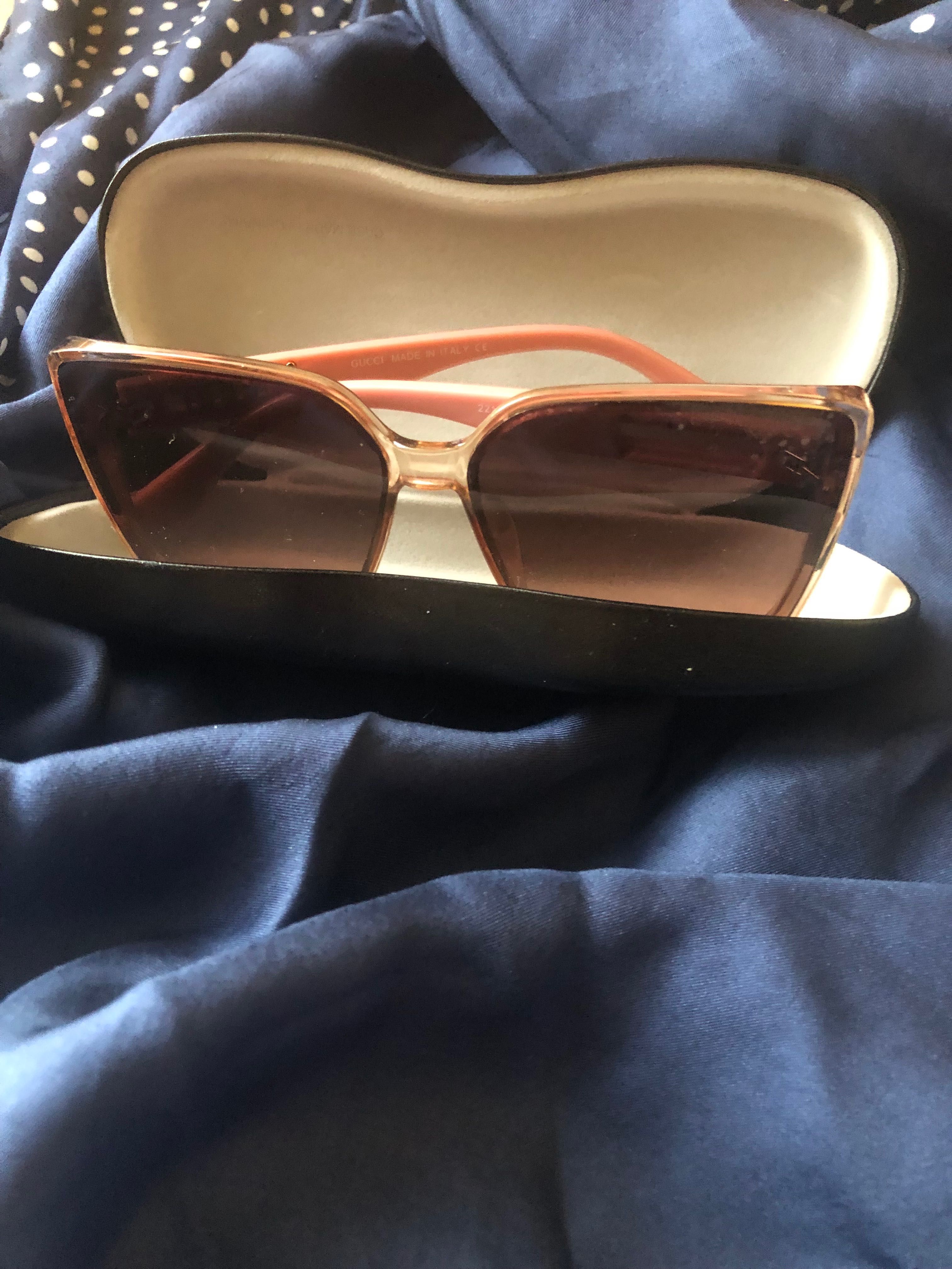 Okulary przeciw sloneczne Gucci koloru rose gold.