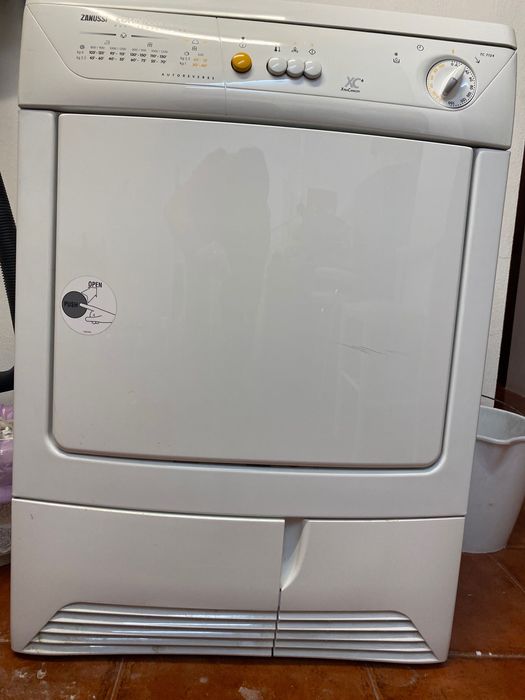 Máquina de secar roupa zanussi