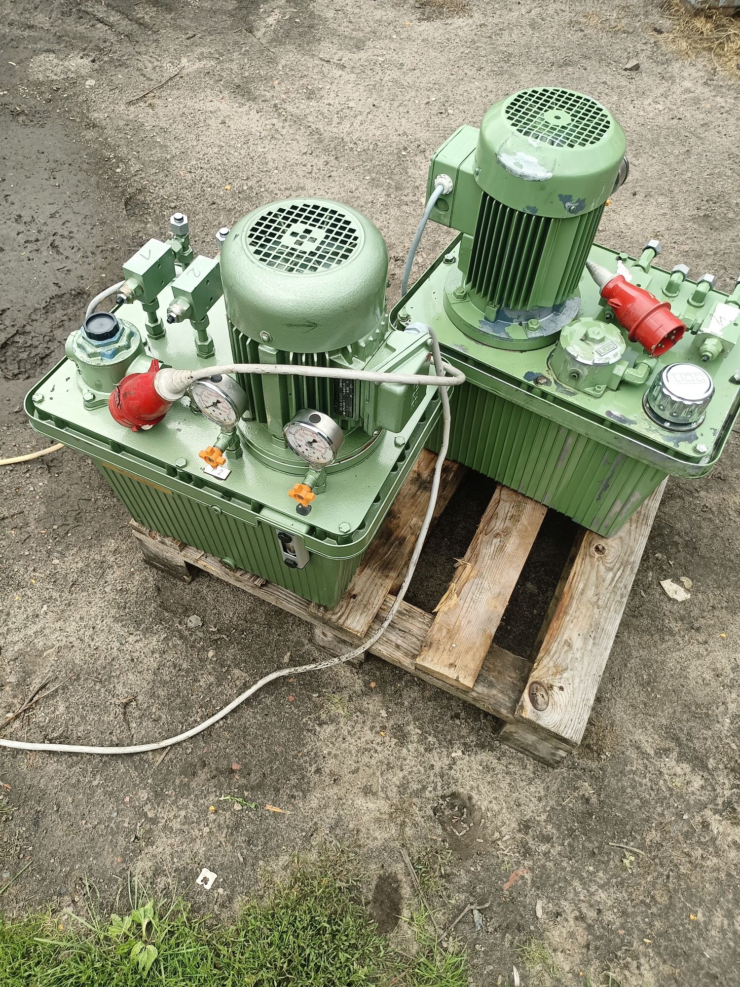 Agregat hydrauliczny .)