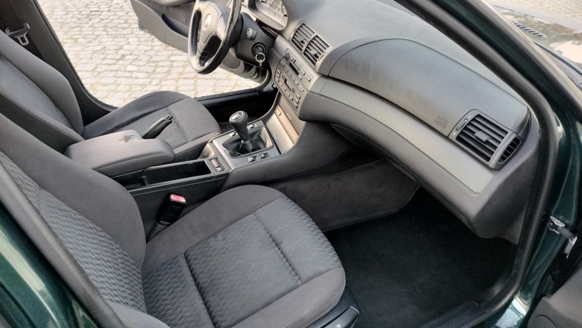 BMW 320D sedan em bom estado geral