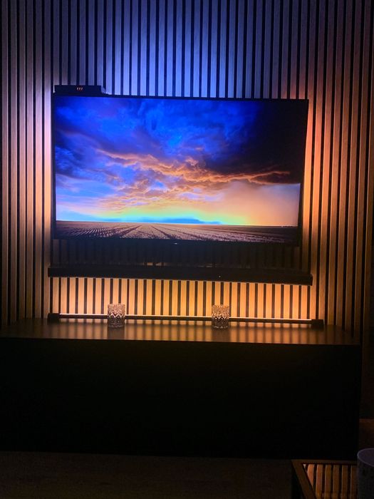 Philips Hue White and Colour Ambiance Play gradient  65"