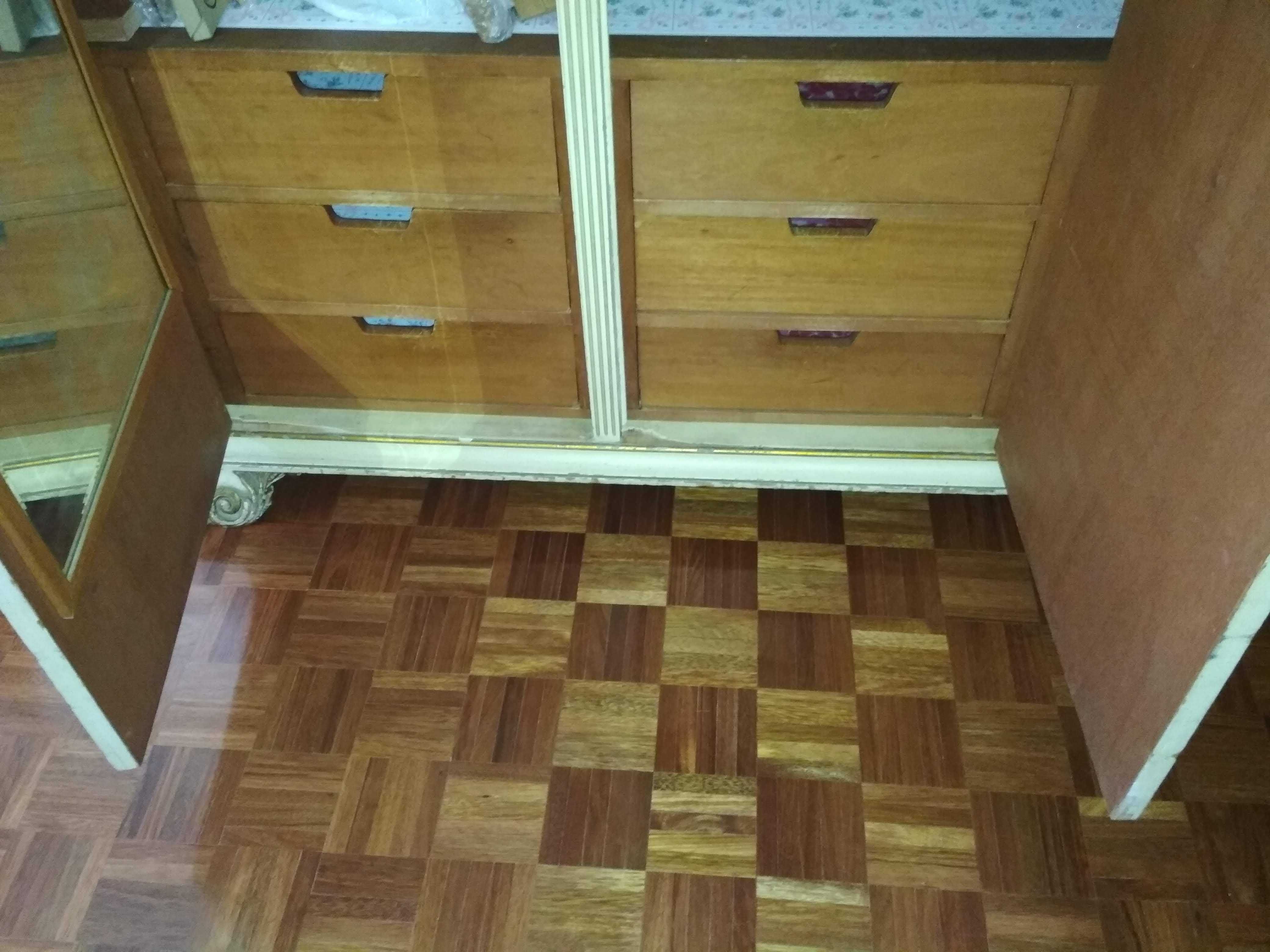 Quarto antigo (armário, cabeceiras cama, cadeiras)