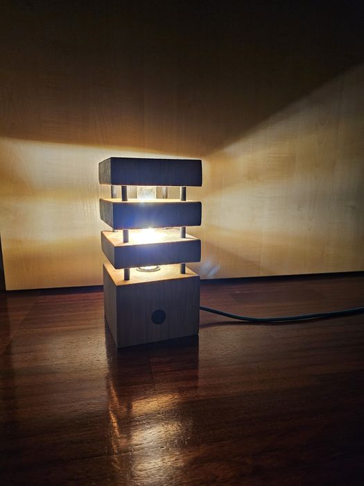 Drewniana lampa stojąca