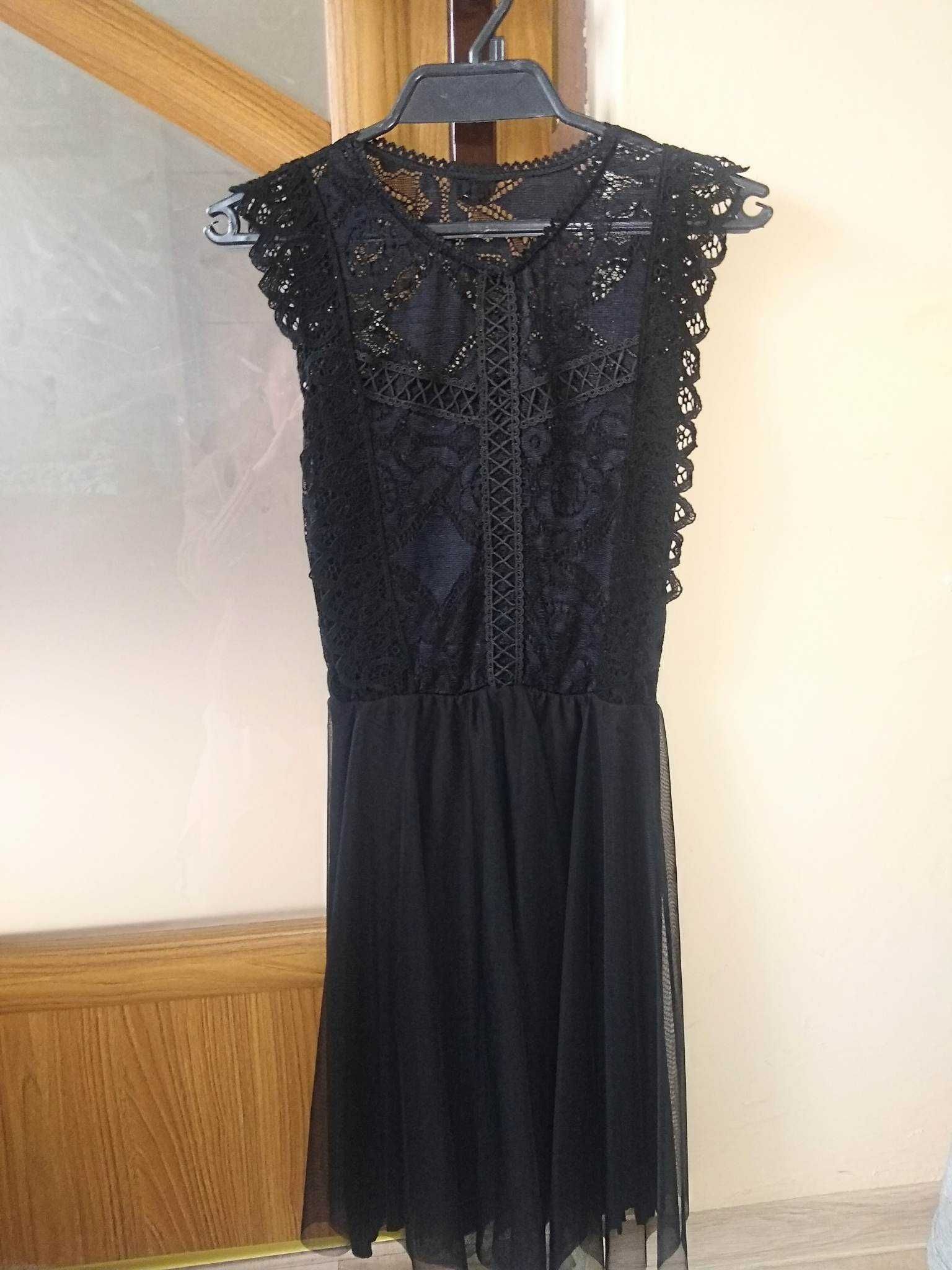 Piękna koronkowa sukienka wraz z tiulem (cena do negocjacji)
