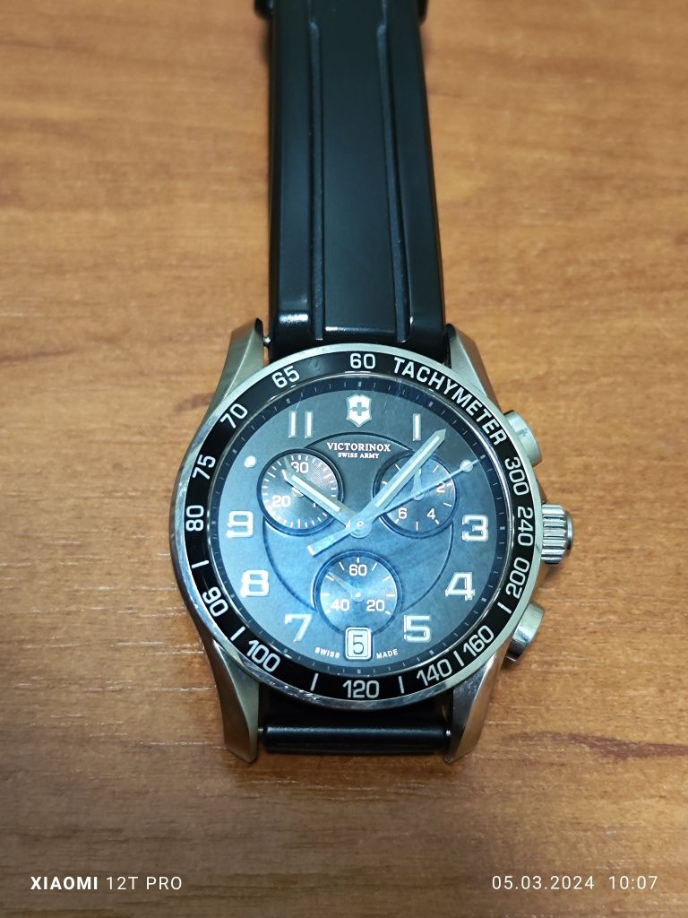Продам часы Victorinox Swiss Army CHRONO CLASSIC V241493   
Мужские ч