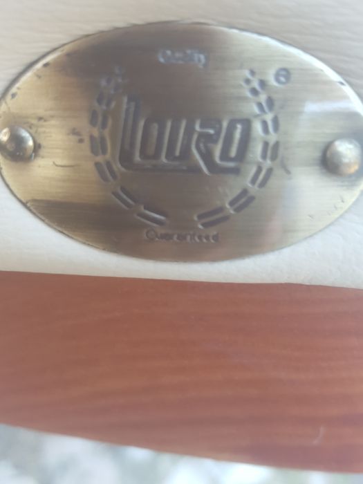 Sofá  em cabedal beje novo e  de marca