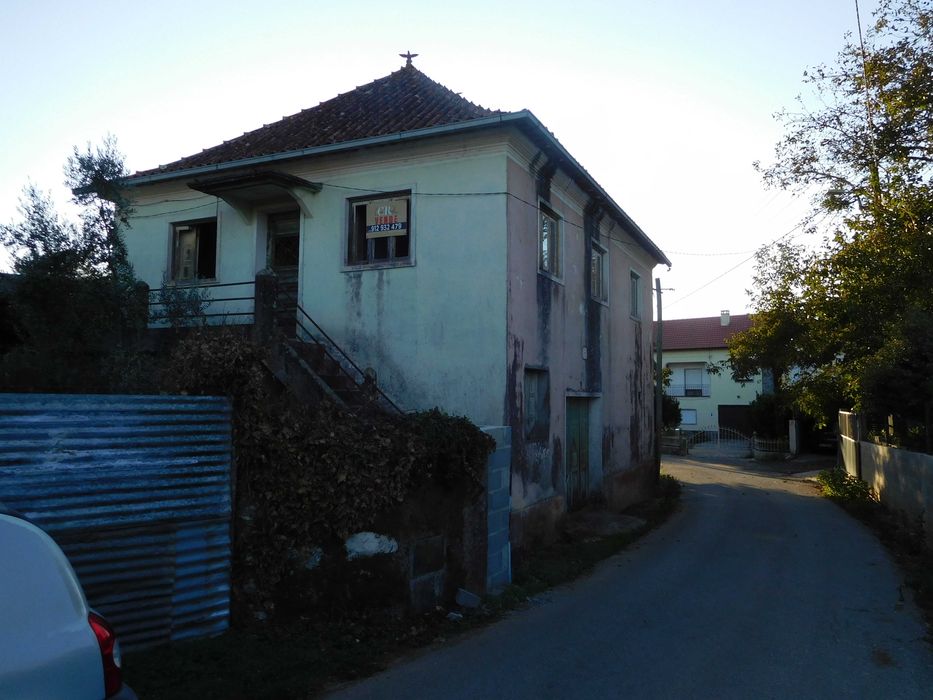 Casa para renovar ,Excelente local , bons acessos, boa esposição solar