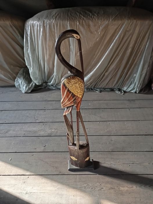 Wysoka drewniana ozdoba.