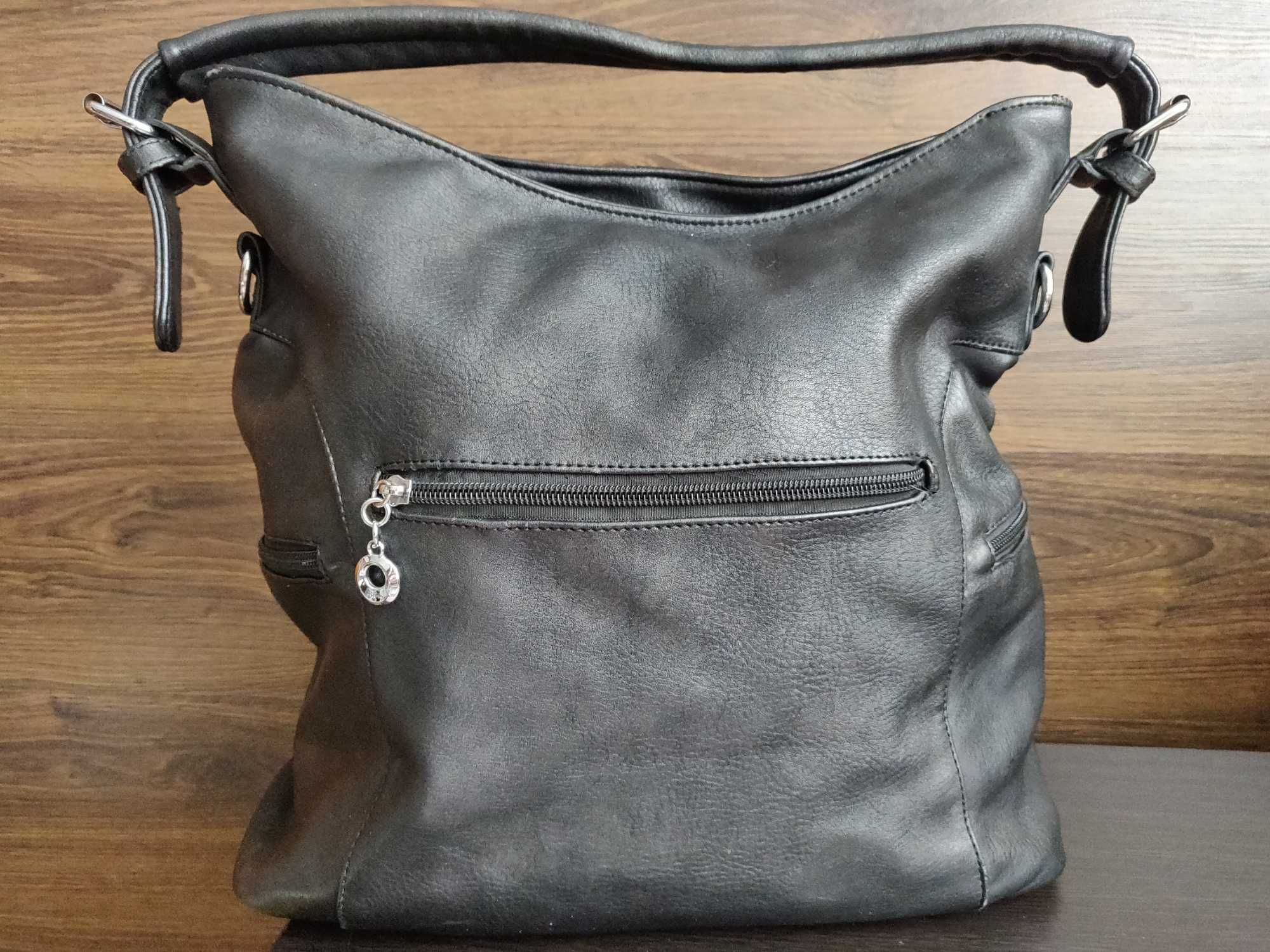Женская  кожаная  сумка  42х33х14 см,  черного  цвета.