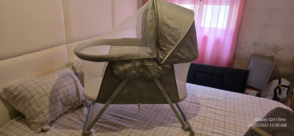 Berço dobrável cinzento