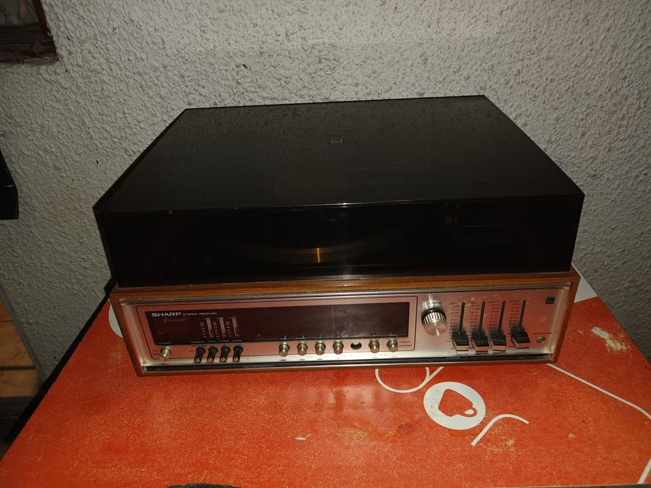 Gira discos Sharp com rádio e amplificador