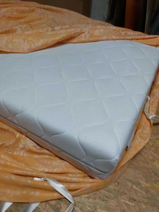 Łóżko drewniane z materacem 90x200