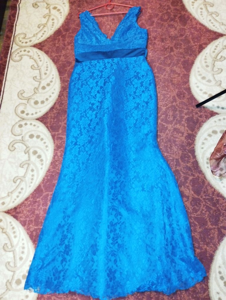 Сукня вечірня синього кольору.