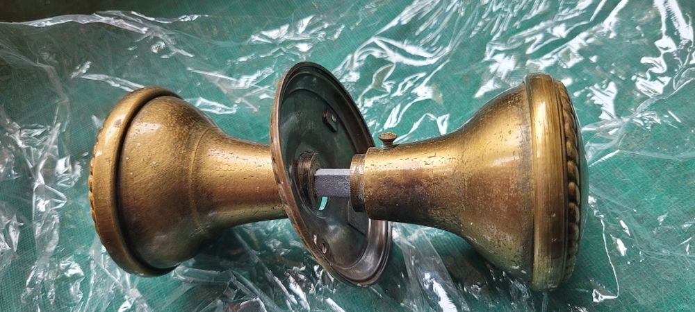 Conjunto de fechadura. Puxador. Dobradiça